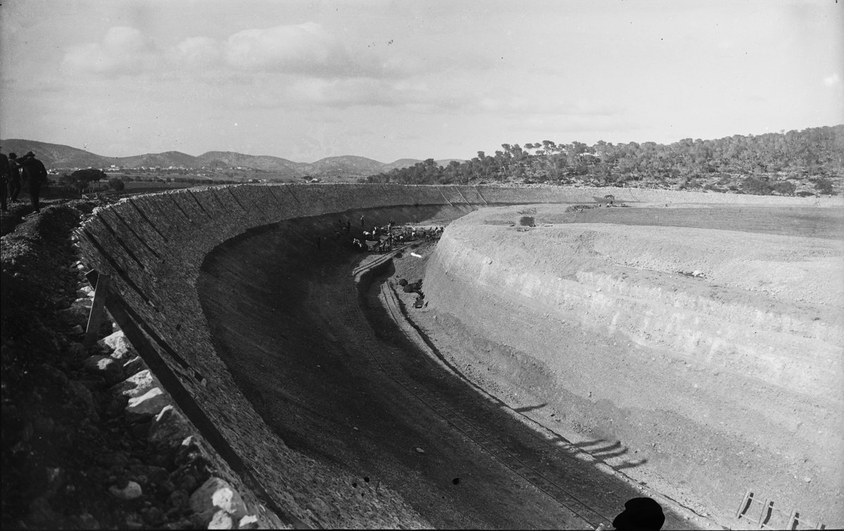 EnginyeriaCiviI's tweet photo. Fa 100 anys l'enginyer Francesc Armengol, impulsor de la ciutat– jardi de Terramar a @AjSitges va idear la creació d'un #autodrom com un dels serveis per a la nova urbanització
https://t.co/gUxsnMU0Tf
Es pot visitar @Atdrm_Terramar
https://t.co/plOuqGqFEy
#EnginyeriaCivil https://t.co/XlPtIZHD8B