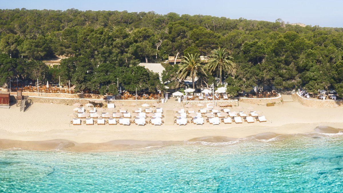 CBbC_Ibiza's tweet photo. ¡Estamos abiertos! CBbC Chiringo abre hoy sus puertas #1deAbril para inaugurar la temporada 2022. Tenemos muchas sorpresas para el día de hoy. #CBbCGroup #CBbCChiringo #CalaBassabeachClub #beach #openingday #summer2022 #Ibiza #Ibiza2022 https://t.co/o2VtBEHN3O