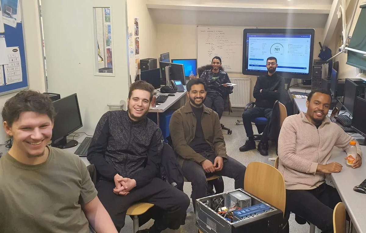 EH_Highbury's tweet photo. Stuck in a low paid job? Unemployed? Looking to upskill or for a new career?
Join our partner @PeoplesPlaceCP free IT training and employment programme #21CS
For young adults. No qualification required. Daytime, evening and weekend sessions @c19supportfund @caf @trustforlondon https://t.co/YmuoBGb1xe