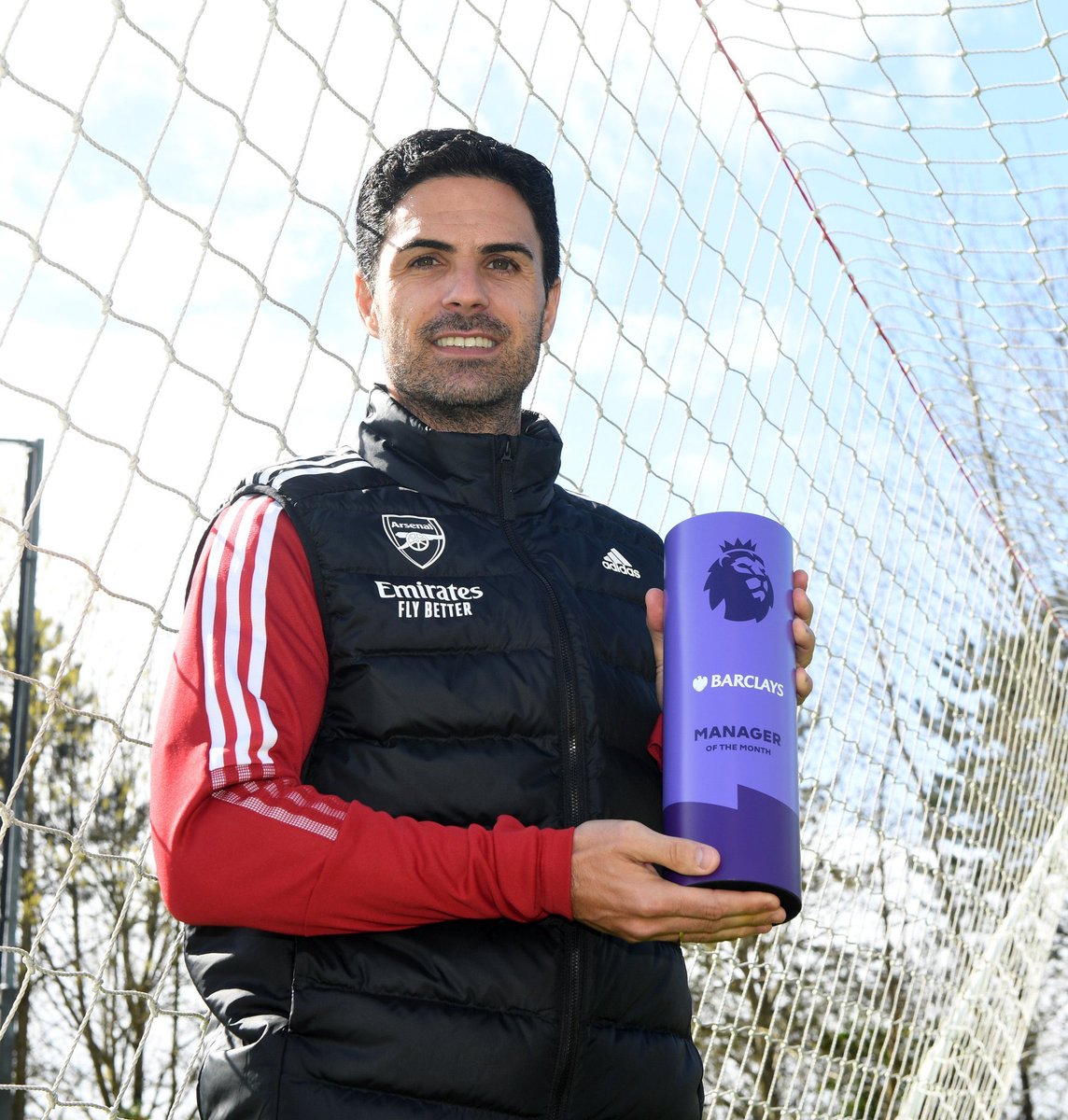 IDGoonerscom's tweet photo. Suka banget ngelihat beliau mengajak para coaching staff yang lain untuk foto bareng dengan penghargaan Manager of The Month-nya. Victoria Concordia Crescit, unity. Congrats, boss! ❤️ https://t.co/klkgzCiC4U