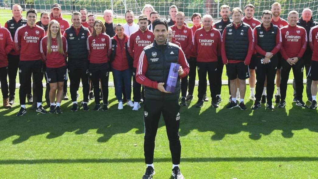 IDGoonerscom's tweet photo. Suka banget ngelihat beliau mengajak para coaching staff yang lain untuk foto bareng dengan penghargaan Manager of The Month-nya. Victoria Concordia Crescit, unity. Congrats, boss! ❤️ https://t.co/klkgzCiC4U
