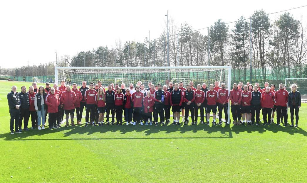 IDGoonerscom's tweet photo. Suka banget ngelihat beliau mengajak para coaching staff yang lain untuk foto bareng dengan penghargaan Manager of The Month-nya. Victoria Concordia Crescit, unity. Congrats, boss! ❤️ https://t.co/klkgzCiC4U