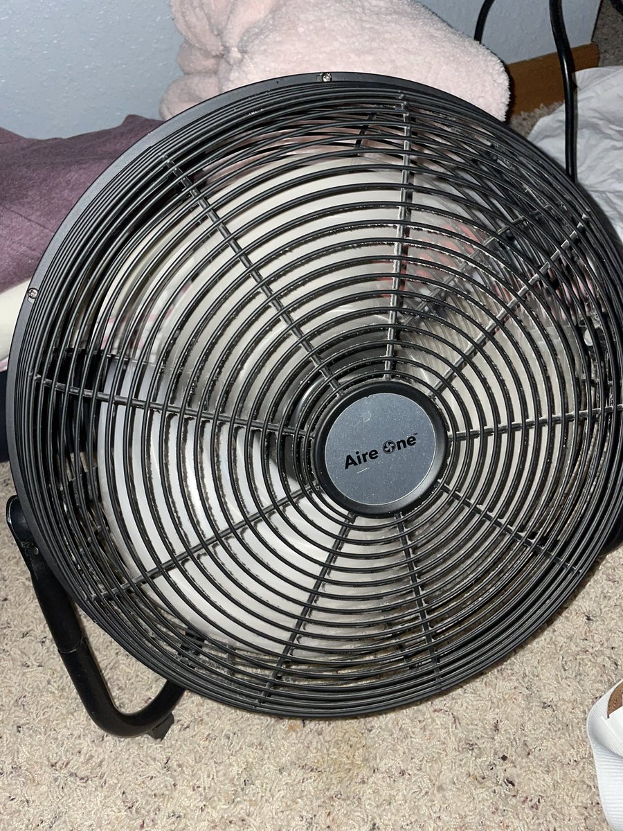 hannahbeckmann3's tweet photo. when my fam is plugged in, it uses energy which it turns into kenetic energy until it’s unplugged  @LoraxApes #energy #apeslorax https://t.co/2JCJrdGRK3