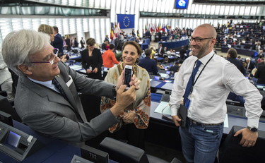 tempoweb's tweet photo. Straordinario segnale politico. La #Regimenti applaude il viaggio della presidente #Metsola a Kiev #ucraina #russia #guerra #forzaitalia #1aprile #iltempoquotidiano  https://t.co/hmwjHAGMZP https://t.co/Qx2SUK4sMH