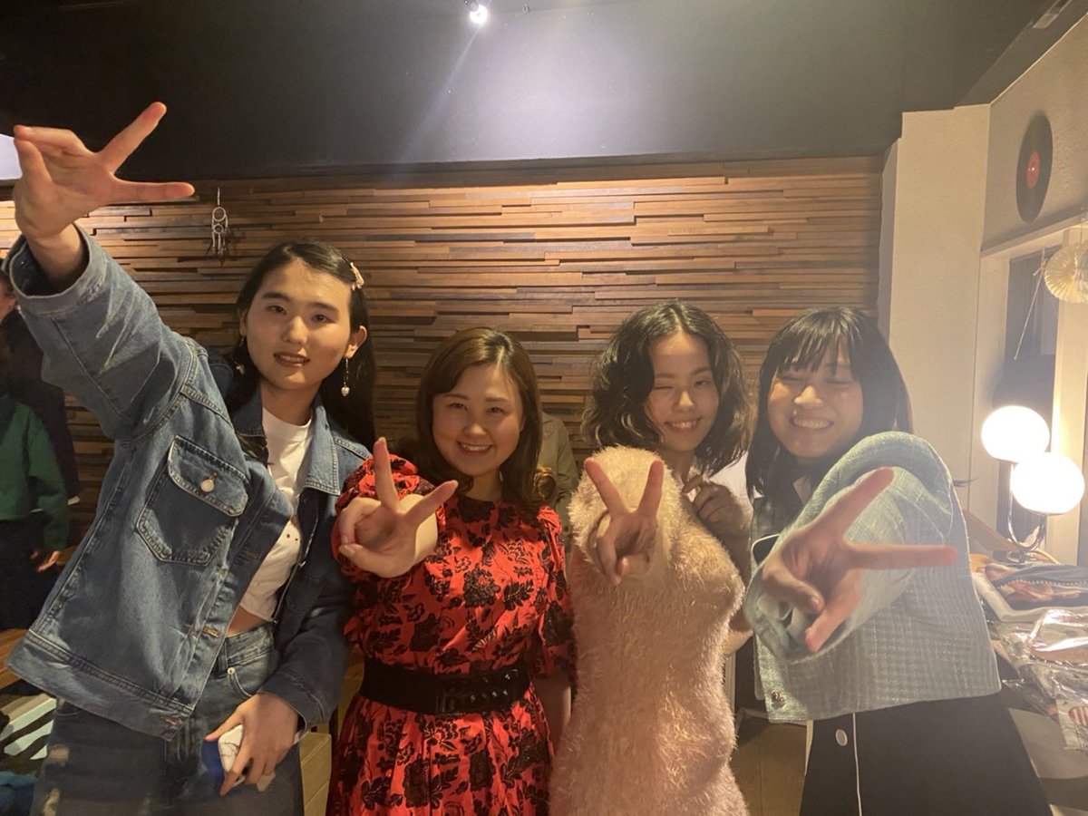 Mayu141112's tweet photo. 〜ファッションショーイベント〜
3月27日に事務所主催のファッションショーをしました!
3ヶ月間レッスンをして最初はわからない事だらけで大変だったけど楽しかった〜
最後の写真の服手作りで作った〜
初めてにしては上出来だ〜
#BlueBreeze
#ファッションショー https://t.co/GPXR4HA1B5