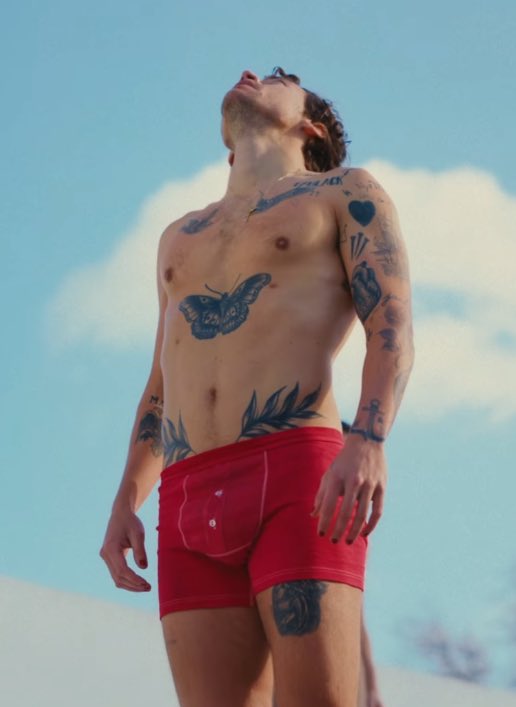HSupdatesItalia's tweet photo. ‘L’idea di chiamare l’album ‘Harry’s House’ è qualcosa che avevo in mente già da un po’. 
All’inizio era un posto specifico sulle mappe ma durante l’elaborazione dell’album è diventata una cosa più come un viaggio dentro noi, dove possiamo trovare la pace con noi stessi’
-Harry https://t.co/CxnNm0cPyk