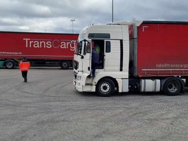 DKsundhed's tweet image. I denne uge er 49 paller medicinsk udstyr sendt til Ukraine, mens 7.500 pakker lægemidler er på vej til ukrainske flygtninge i Polen. Lægemidlerne omfatter bl.a. smertestillende, HIV-medicin og væskebehandling fx af lavt blodtryk som følge af blodtab🇺🇦🇩🇰#sundpol #standwithukraine