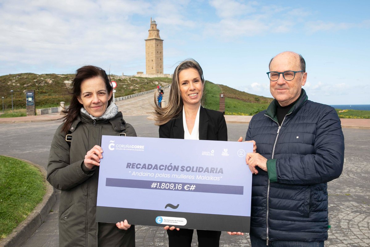 coruna_deportes's tweet photo. 👟 O @ConcelloCoruna fixo entrega á @FundacionJuanS Coruña a recadación íntegra da andaina solidaria #ImportaEMoito
🤝🏼 A concelleira de Deportes, @mmartinez____, participou no acto de entrega simbólico celebrado na Torre, lugar onde se celebrou esta proba solidaria. https://t.co/znPWg4M5AC