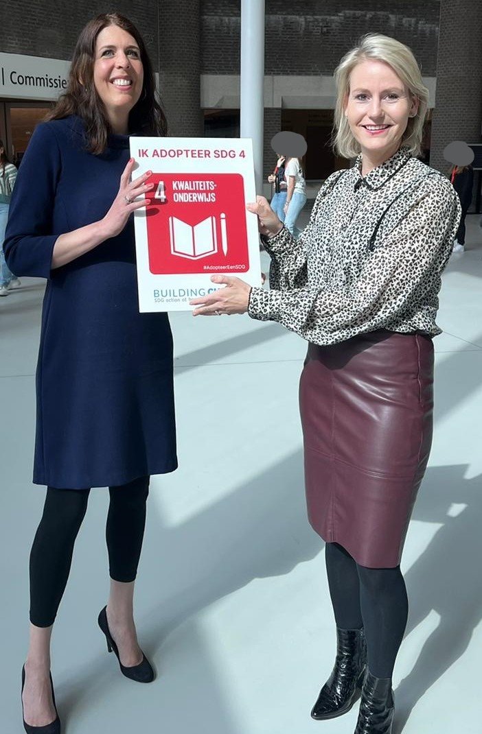 D66 Kamerlid <a href="/Jeanetvdlaan/">Jeanet van der Laan</a> adopteert #SDG4 <a href="/B_ChangeNL/">Building Change</a> en laat daarmee haar onderwijshart spreken. Niet alleen voor Nederland, maar wereldwijd.