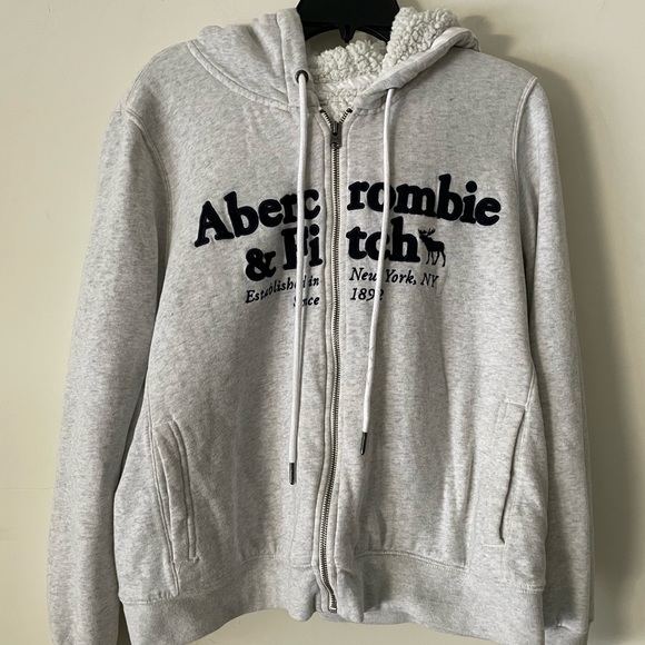 AnaNorm94009221's tweet photo. So good I had to share! Check out all the items I'm loving on @Poshmarkapp #poshmark #fashion #style #shopmycloset #abercrombiefitch #allsaints #anntaylor: https://t.co/MKV3n9LfcJ https://t.co/eFE1ViGMm0
