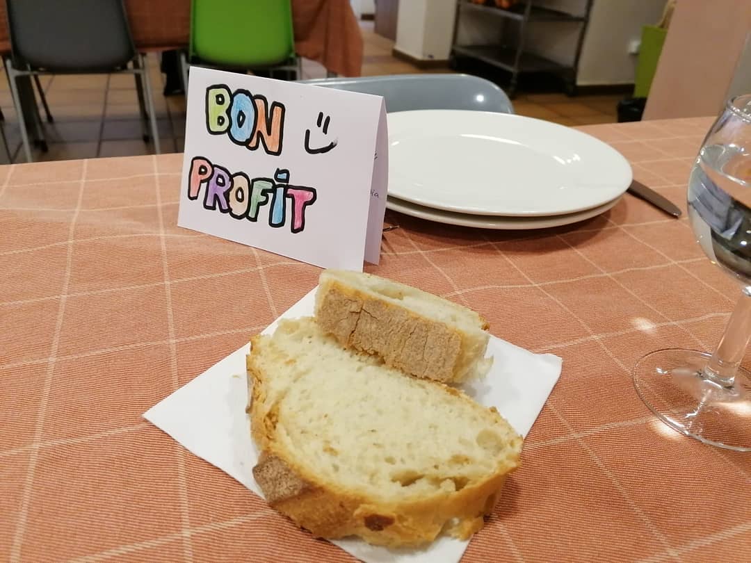 FEPSantRamon's tweet photo. Aquesta setmana els de 1r D'ESO B van anar a conèixer en primera persona la realitat dels menjadors socials del barri on van poder aportar el seu petit granet de sorra #SRNDAC #aprendreambsentit https://t.co/vXrJtuhBJE