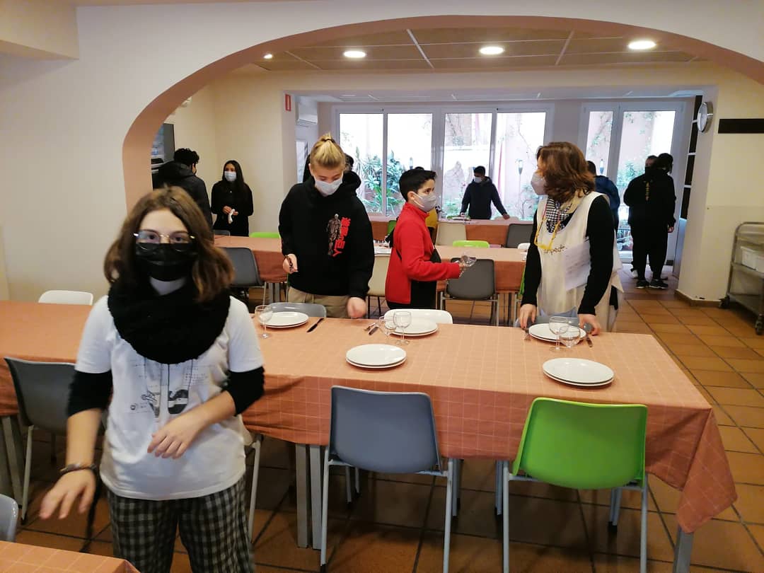 FEPSantRamon's tweet photo. Aquesta setmana els de 1r D'ESO B van anar a conèixer en primera persona la realitat dels menjadors socials del barri on van poder aportar el seu petit granet de sorra #SRNDAC #aprendreambsentit https://t.co/vXrJtuhBJE