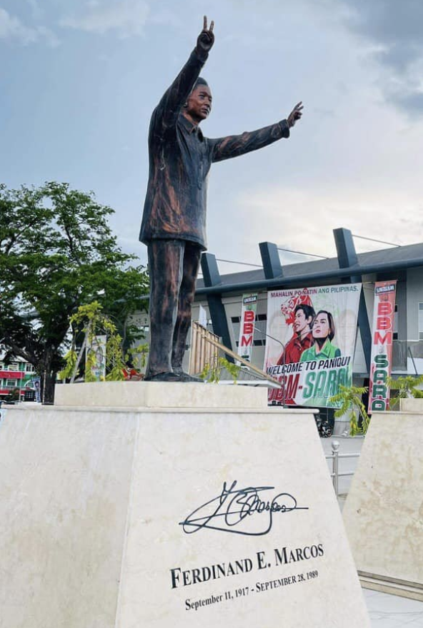 ZippyHipolito's tweet photo. In the town of Paniqui, Tarlac -- the birthplace of Cory Aquino, the townspeople have erected a statue of Pres. Marcos, a stone's throw away from the house where Cory was born.

Marcos won in Paniqui in 1986 against Cory.
Noynoy lost in Paniqui in 2010
BBM won in Paniqui in 2016 https://t.co/R2Zho382x2