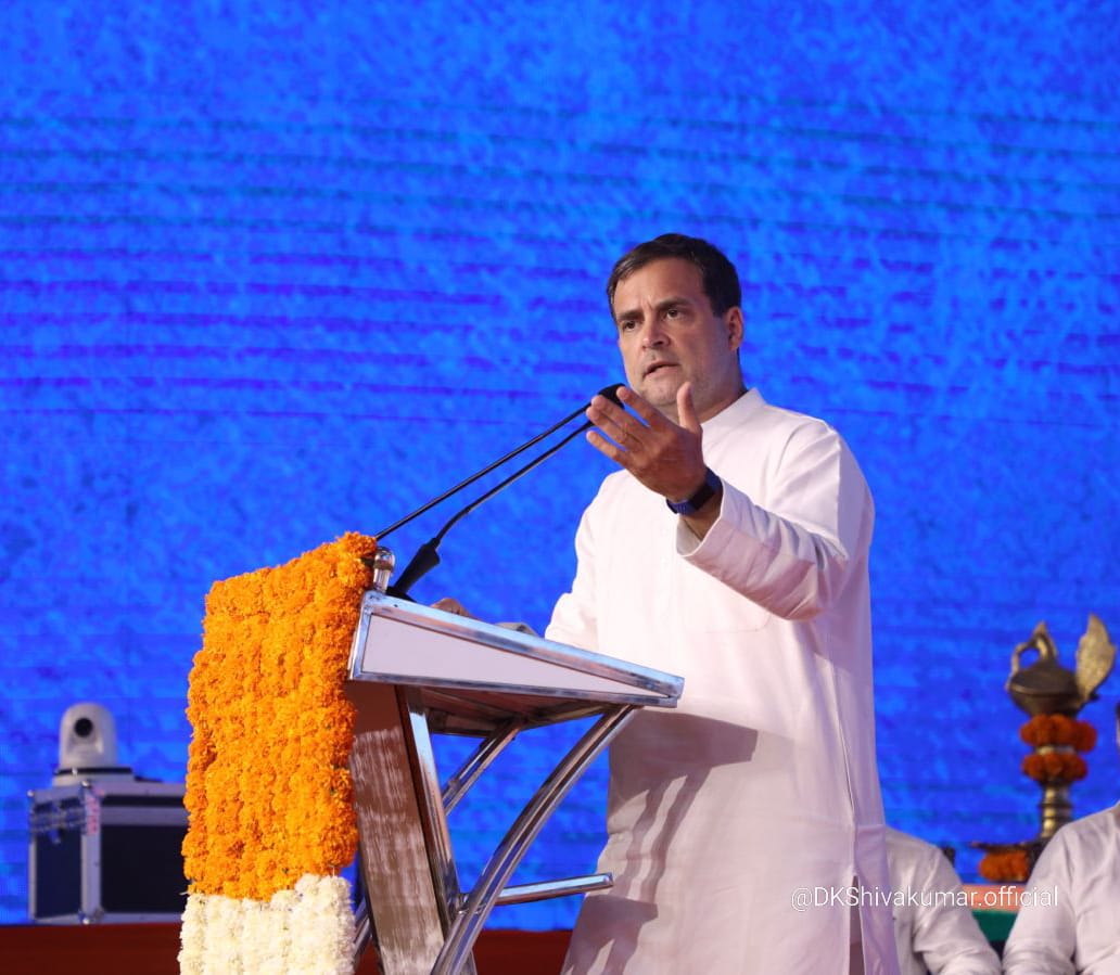 DKShivakumar's tweet photo. Congress's inclusive spirit truly came to the fore with Sri @RahulGandhi ji honouring workers and leaders for dedicated efforts in bringing many like minds into party ambit.

150+ seats in next election is our target and we'll give a united fight for a better future of Karnataka. https://t.co/Uc6u5u2iAF