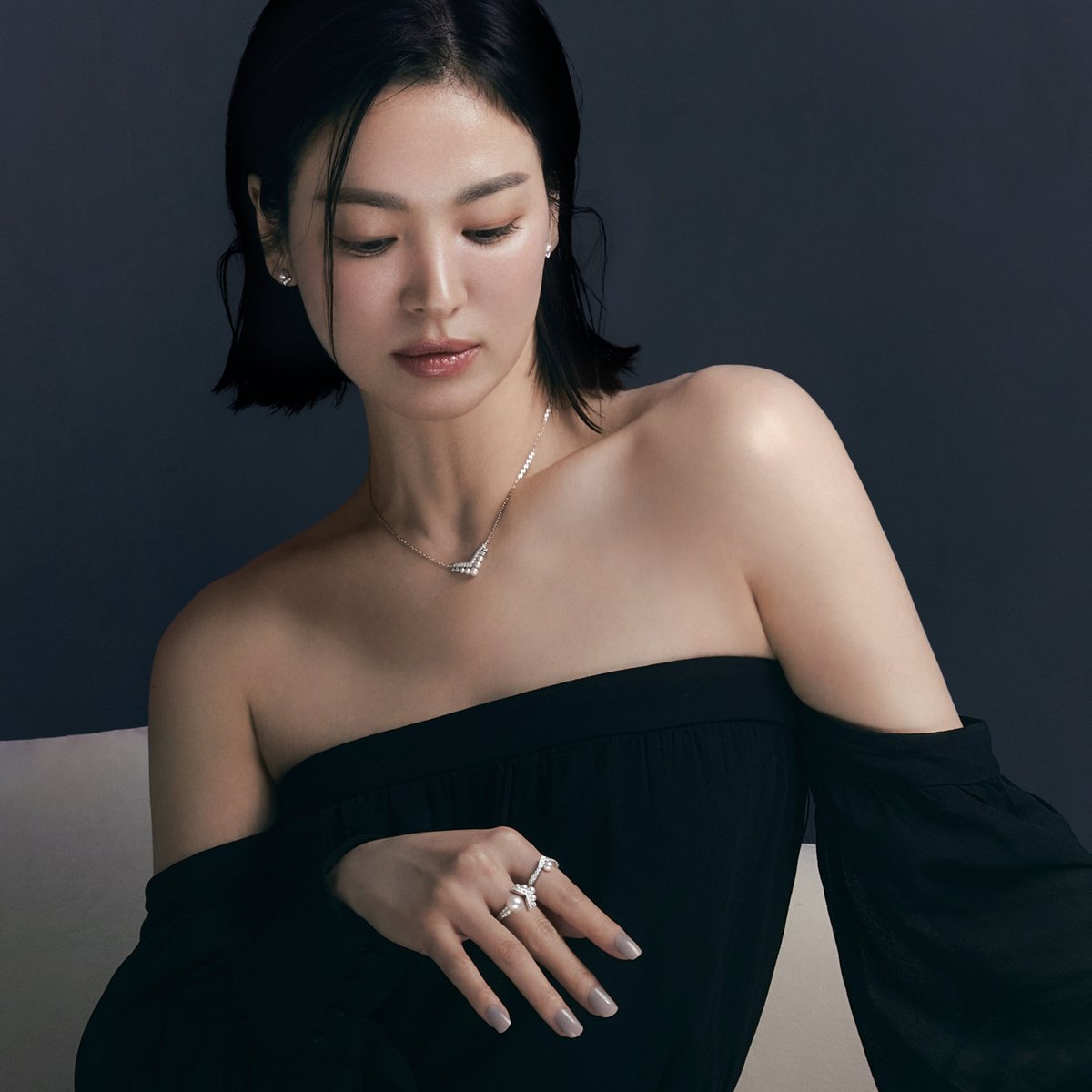 Chaumet's tweet photo. Chaumet ambassador #SongHyeKyo proves elegance can rhyme with boldness. Like Hye-kyo, dare to embrace #GraceandCharacter with Joséphine.

Discover more on https://t.co/8LqHZIOFlv

#CrownYourStyle https://t.co/Wz4AjWHyhu