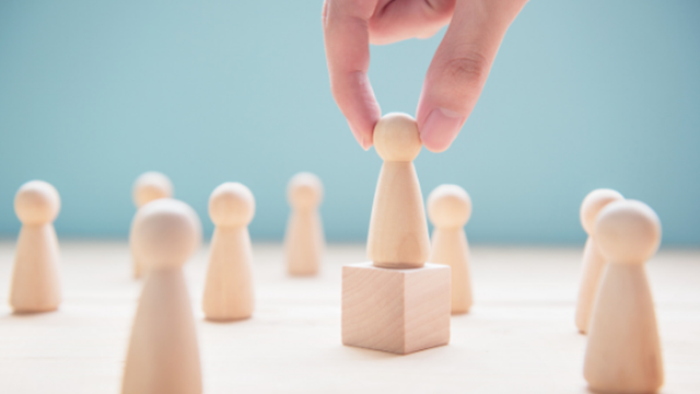 Lederweb's tweet image. Hvorfor er der ikke træningsbaner for topledere på lige fod med medarbejdere, så de kan prøve kræfter med og afklare, om topledelse er noget for dem? Læs med, når topledere og eksperter drøfter veje til topledelse i kommuner og regioner lederweb.dk/artikler/er-to… #topledelse