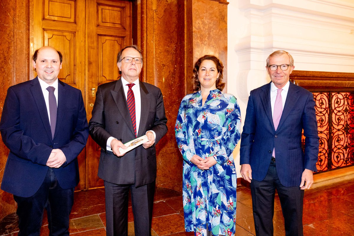LandSalzburg's tweet photo. Mit einem Festakt in der #Residenz #Salzburg wurde gestern die Jubiläumsausstellung der Paris Lodron Universität Salzburg (#PLUS) im #Domquartier feierlich eröffnet. Details: https://t.co/lsIDrVAISp
#landsalzburg #kultur #kostbaresbewahren #PLUSpunkte https://t.co/3PbAjLfKLK