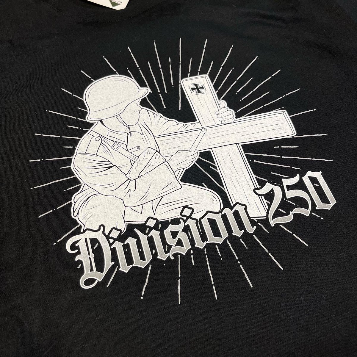 sisebutodivisio's tweet photo. Sacamos el modelo que se quedo pendiente el 10 de febrero “División 250”. Esperemos que os guste #divisionazul #division250 #españa #ultras #hooligans #historia #soldado #camiseta #serigrafia #dtg Disponible en https://t.co/EGf2rOD31H https://t.co/G9QNTI6OPW