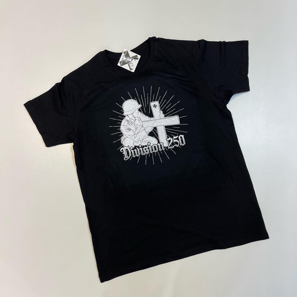 sisebutodivisio's tweet photo. Sacamos el modelo que se quedo pendiente el 10 de febrero “División 250”. Esperemos que os guste #divisionazul #division250 #españa #ultras #hooligans #historia #soldado #camiseta #serigrafia #dtg Disponible en https://t.co/EGf2rOD31H https://t.co/G9QNTI6OPW