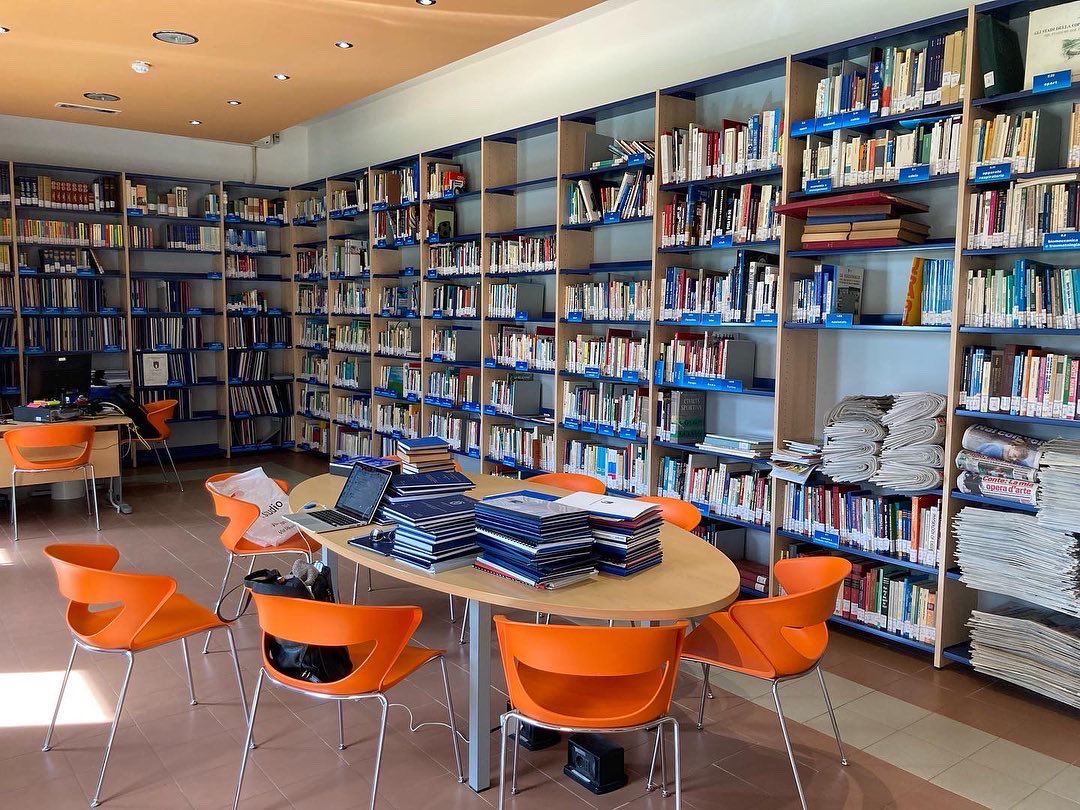 RaffaManieri's tweet photo. 🌐✅⏳ Il nome "biblioteca" deriva dal greco bibliothḗkē, composto dalla parola biblíon, "libro", e thḗkē, "scrigno". Lo scrigno rimanda un po' alla magia. Oggi mi sento un po’ magica. 
💖🇮🇹💪🏻
Il MIXED TEAM è sbocciato nel campo migliore che potesse esserci.
#coverciano🇮🇹 https://t.co/S5fwk0OHmW