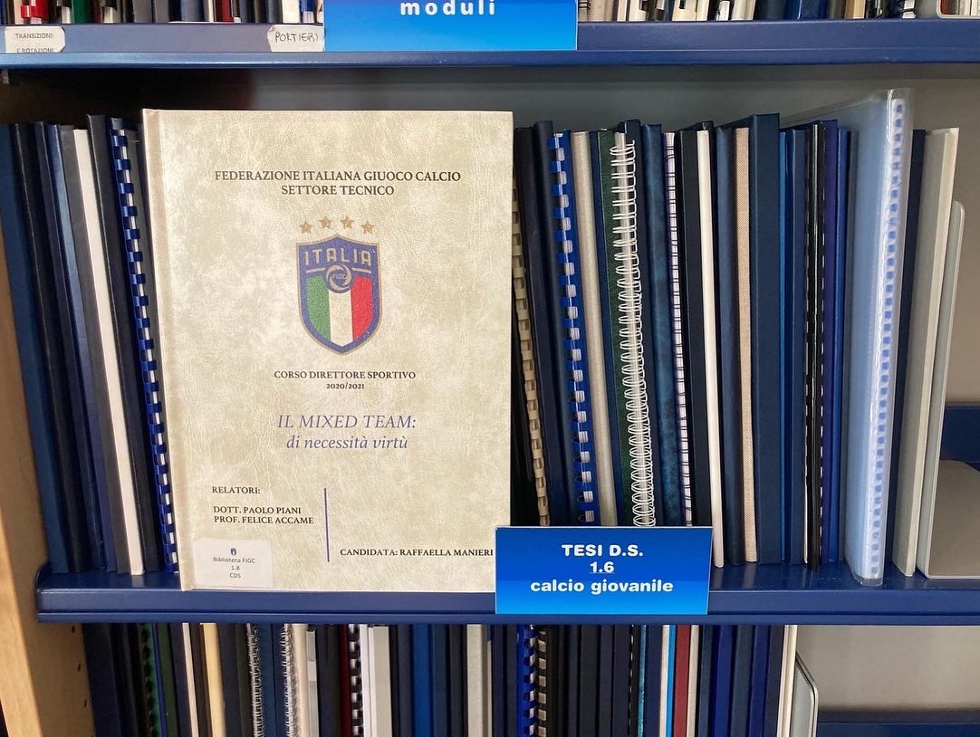 RaffaManieri's tweet photo. 🌐✅⏳ Il nome "biblioteca" deriva dal greco bibliothḗkē, composto dalla parola biblíon, "libro", e thḗkē, "scrigno". Lo scrigno rimanda un po' alla magia. Oggi mi sento un po’ magica. 
💖🇮🇹💪🏻
Il MIXED TEAM è sbocciato nel campo migliore che potesse esserci.
#coverciano🇮🇹 https://t.co/S5fwk0OHmW