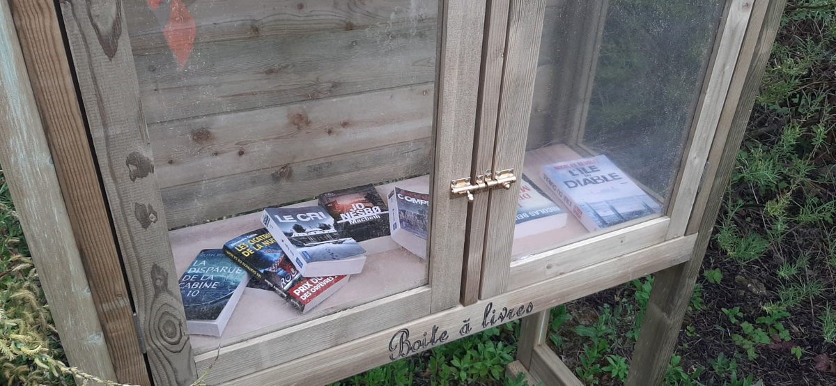 TM_ParisNord's tweet photo. Le #TCPN a récemment construit et placé deux cabanes à livres afin de permettre aux agents de recycler leurs livres et d'en emprunter gratuitement. Une contribution #RSE au projet de l'établissement de l'équipe REX Fiabilité pour favoriser la seconde main et le partage. https://t.co/VJIcZtsba2