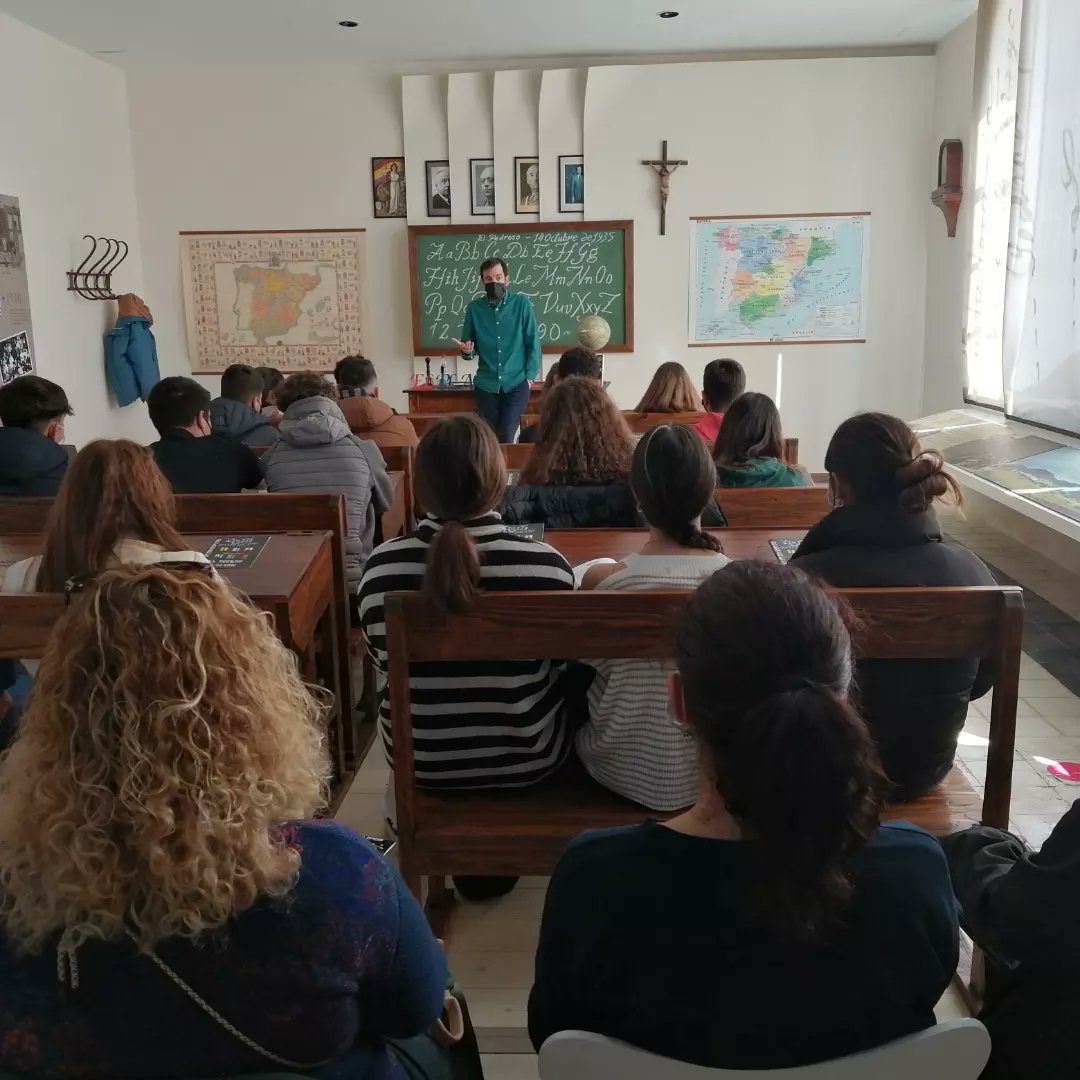 epdlelpedroso's tweet photo. Hoy en El Pedroso hemos tenido el privilegio de compartir la jornada con David Lozano autor de Desconocidos. Gracias David y gracias Placer de Leer por estas experiencias.
@Placerdeleer19 https://t.co/z9QmUc6Oh3