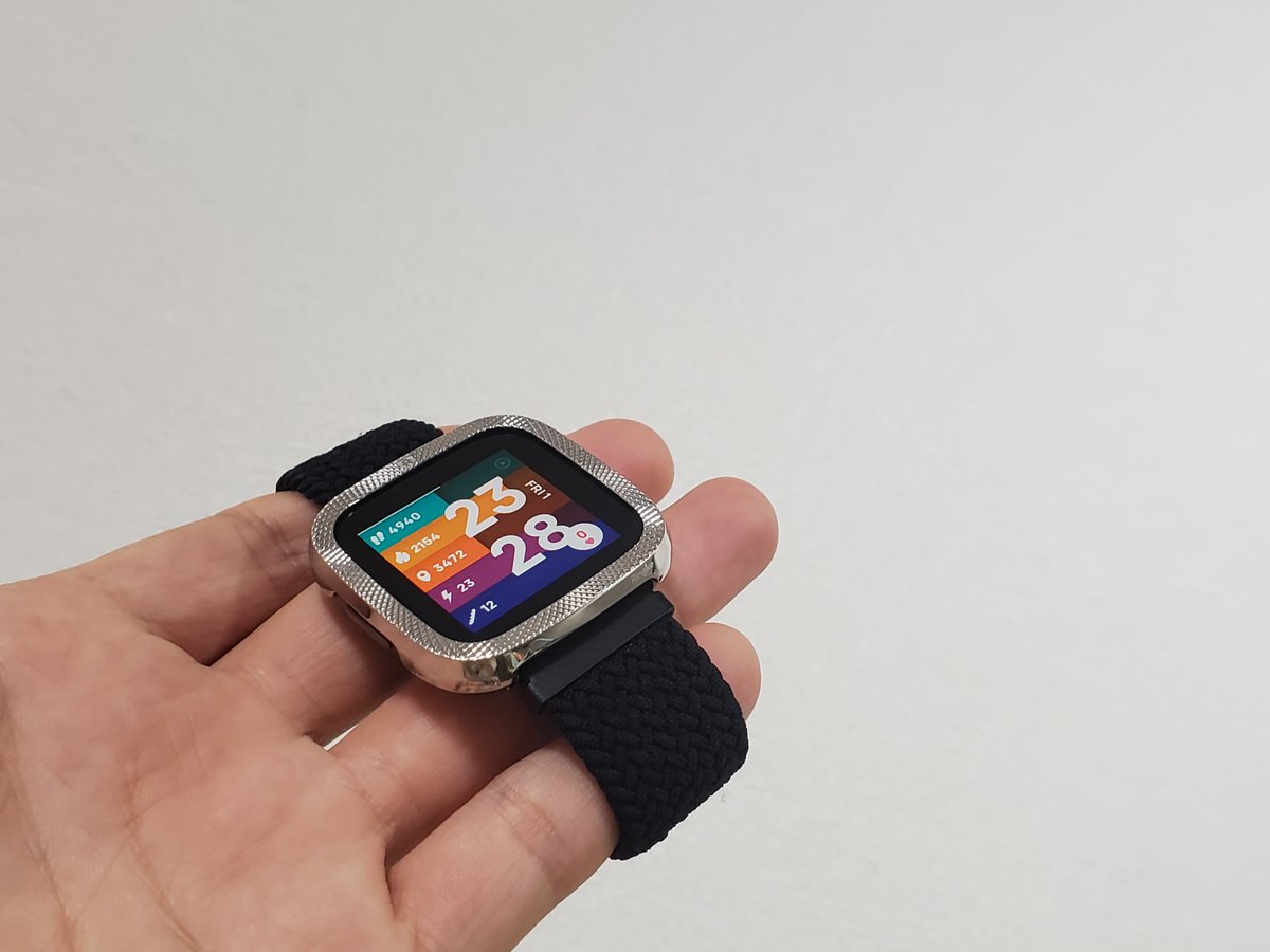 wktkcon's tweet photo. fitbit versa用のソロループバンド入手したんだけど、これは快適だしラクだわ https://t.co/2zurt6RVh2