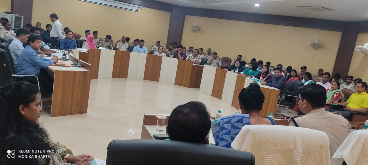आज समाहरणालय सभागार में आगामी पर्व सरहुल व रामनवमी को लेकर विधि व्यवस्था संधारण एवं सुरक्षा व्यवस्था को लेकर उपायुक्त महोदया, पुलिस अधीक्षक एवं विभाग के वरीय पदाधिकारियों व पुलिस पदाधिकारियों के साथ एक उच्च स्तरीय बैठक की। 
<a href="/JharkhandCMO/">Office of Chief Minister, Jharkhand</a> 
<a href="/DC_Hazaribag/">DC Hazaribag</a>