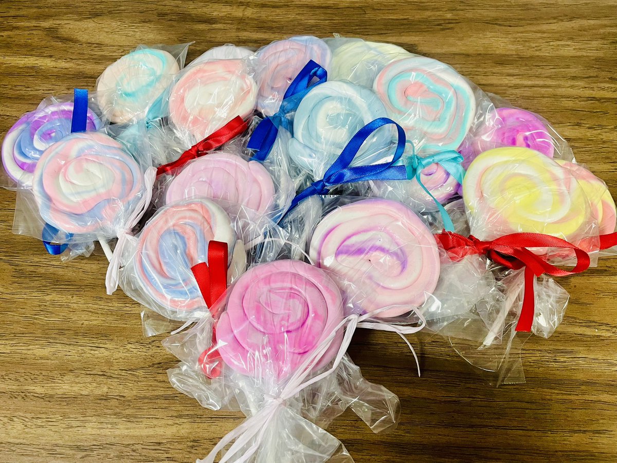 Kinder had so much fun using model magic to mix colors, roll coils, and make a lollipop.  I can’t wait to deliver them to their class!   I have the best job.  <a href="/HumbleISD_NBE/">North Bend Elementary</a> <a href="/VisualArtHumble/">Humble ISD Visual Arts</a>  #artrocks #crayolamodelmagic
