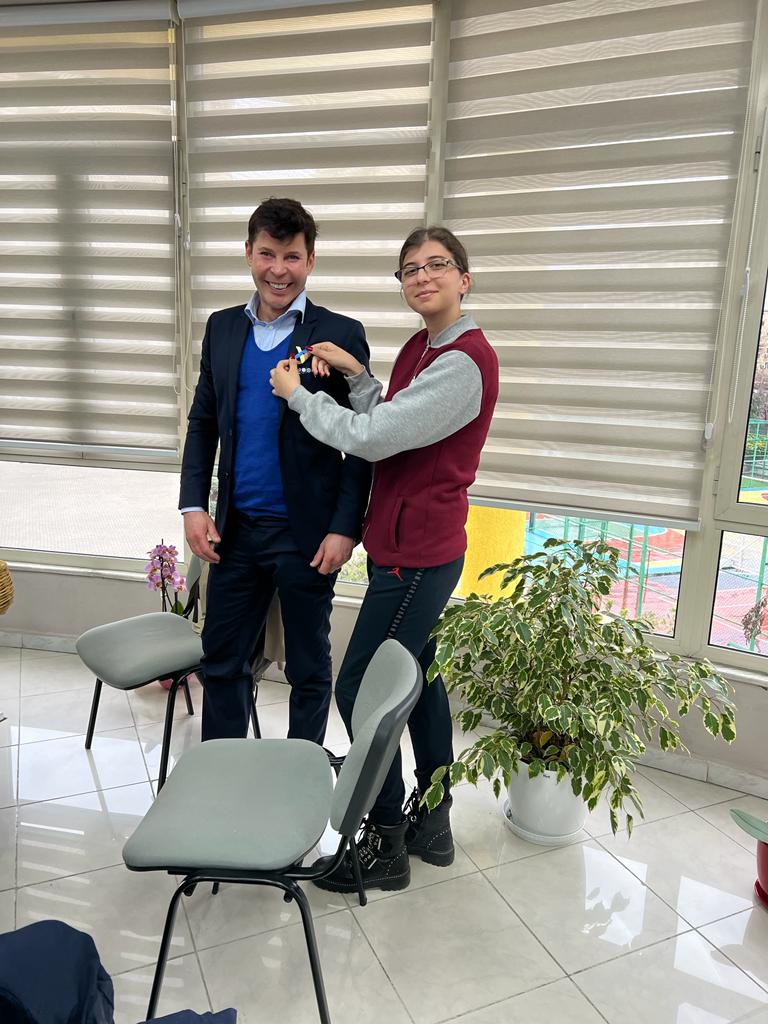 COE_Tirana's tweet photo. Në shkollën #IsmailQemali në kryeqytet me #nxënës🧑‍🎓 dhe #mësues 👩‍🏫për të folur rreth aftësimit #digjital përmes ideve dhe veprimtarive krijuese që i aftësojnë dhe i fuqizojnë🦾 ata për të ushtruar dhe  mbrojtur të drejtat dhe përgjegjësitë e tyre në shoqëri. https://t.co/ks6o4alBSZ