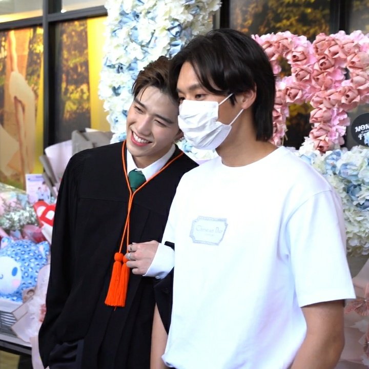 Barebearin's tweet photo. ไม่แปลกใจเลยว่าทำไมทั้งคู่ถึงภูมิใจกันและกันมากขนาดนี้ เค้าอยู่ด้วยกันมาตลอดทุกช่วงเวลา เติบโตมาด้วยกันจริงๆ 🥺❤💙
#PPvlogGRADUATIONday https://t.co/E5AoxKzAI0