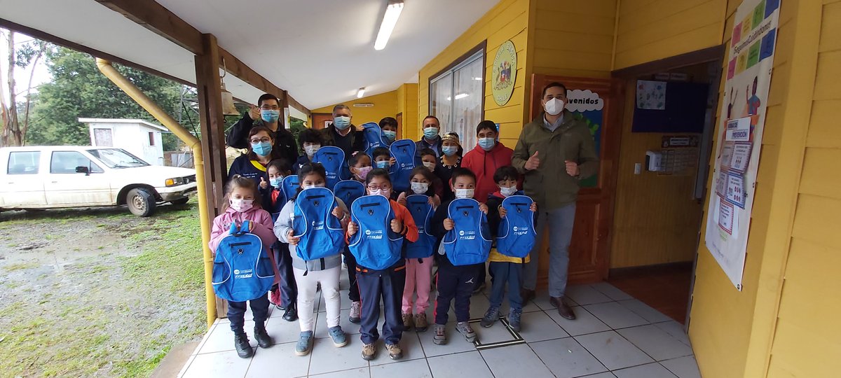 SLECostaArauca1's tweet photo. ▶ | #NotasSLEPCA
Escuela Pública Mañío Ducañan participa de la iniciativa “ahorro de energía”
Por estos días #Saesa visitó la Escuela Pública Mañío Ducañan de Nueva Imperial para hacer entrega de mochilas equipadas, útiles escolar y un televisor para el nivel básico. 💡🏫 https://t.co/6Fj0LqX75x