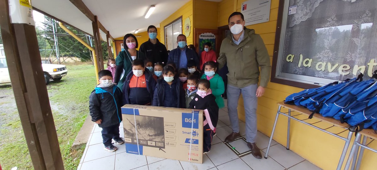 SLECostaArauca1's tweet photo. ▶ | #NotasSLEPCA
Escuela Pública Mañío Ducañan participa de la iniciativa “ahorro de energía”
Por estos días #Saesa visitó la Escuela Pública Mañío Ducañan de Nueva Imperial para hacer entrega de mochilas equipadas, útiles escolar y un televisor para el nivel básico. 💡🏫 https://t.co/6Fj0LqX75x
