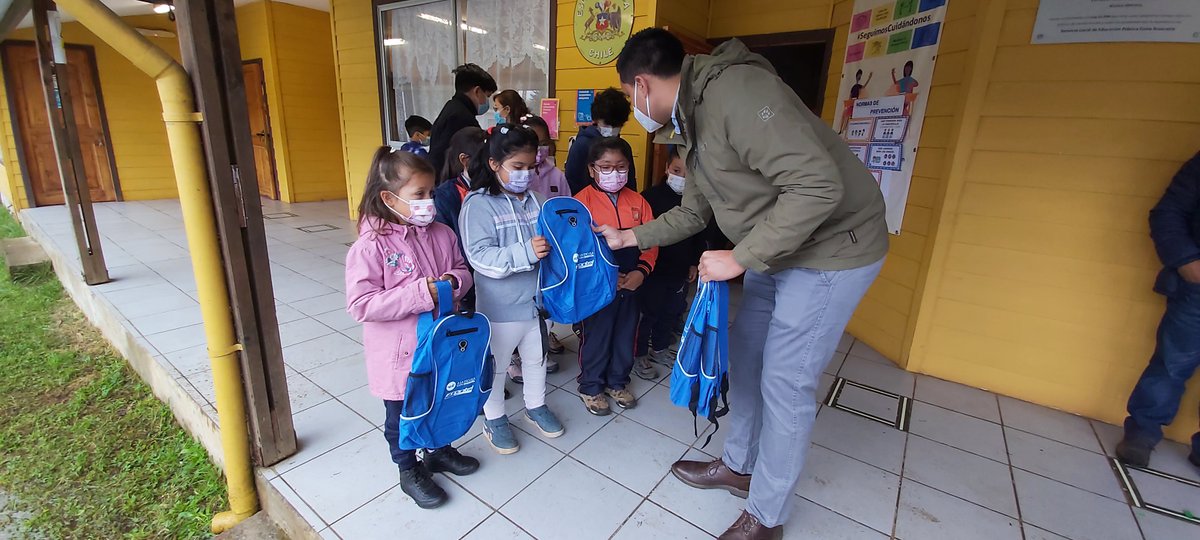 SLECostaArauca1's tweet photo. ▶ | #NotasSLEPCA
Escuela Pública Mañío Ducañan participa de la iniciativa “ahorro de energía”
Por estos días #Saesa visitó la Escuela Pública Mañío Ducañan de Nueva Imperial para hacer entrega de mochilas equipadas, útiles escolar y un televisor para el nivel básico. 💡🏫 https://t.co/6Fj0LqX75x