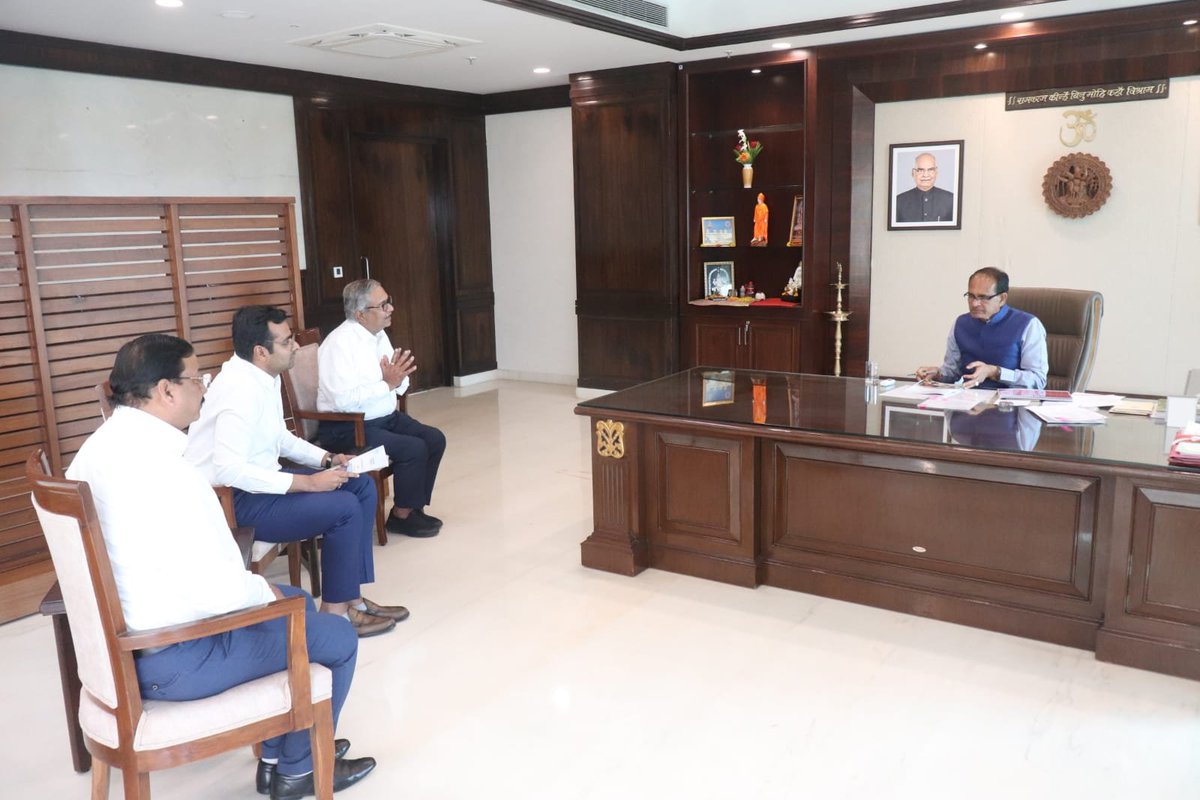 OfficeofSSC's tweet photo. मुख्यमंत्री श्री @ChouhanShivraj से मंत्रालय में मेसर्स सागर ग्रुप के चेयरमैन श्री सुधीर कुमार अग्रवाल, मैनेजिंग डायरेक्टर श्री सिध्दार्थ अग्रवाल ने मुलाकात की। https://t.co/xIZI14NeMI