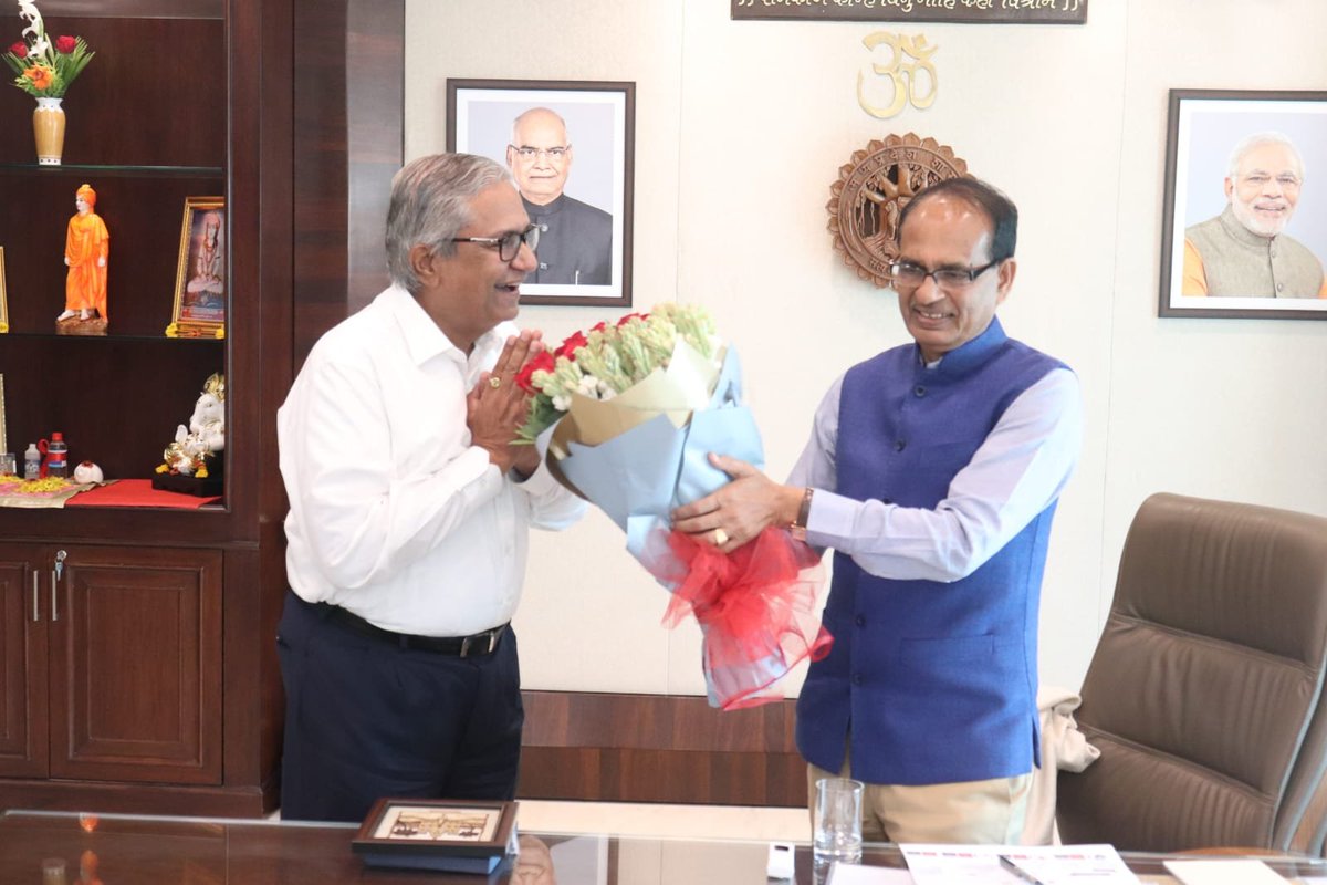 OfficeofSSC's tweet photo. मुख्यमंत्री श्री @ChouhanShivraj से मंत्रालय में मेसर्स सागर ग्रुप के चेयरमैन श्री सुधीर कुमार अग्रवाल, मैनेजिंग डायरेक्टर श्री सिध्दार्थ अग्रवाल ने मुलाकात की। https://t.co/xIZI14NeMI