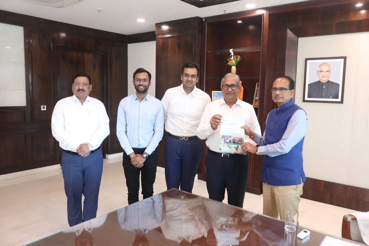 OfficeofSSC's tweet photo. मुख्यमंत्री श्री @ChouhanShivraj से मंत्रालय में मेसर्स सागर ग्रुप के चेयरमैन श्री सुधीर कुमार अग्रवाल, मैनेजिंग डायरेक्टर श्री सिध्दार्थ अग्रवाल ने मुलाकात की। https://t.co/xIZI14NeMI