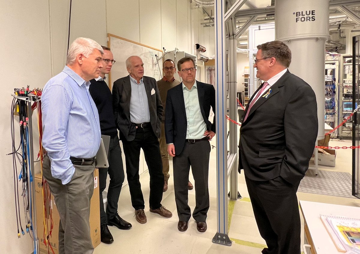 chalmersnyheter's tweet photo. Igår besökte USA:s ambassadör Erik D. Ramanathan @USAmbSweden Wallenberg Centre for Quantum Technology, WACQT, på Chalmers. Tillsammans diskuterade man #kvantteknologi och kopplingar mellan Sverige och USA inom kvantområdet. #wearechalmers @wacqt_sweden #kvant #kvantdatorer https://t.co/JwHL18Clqh