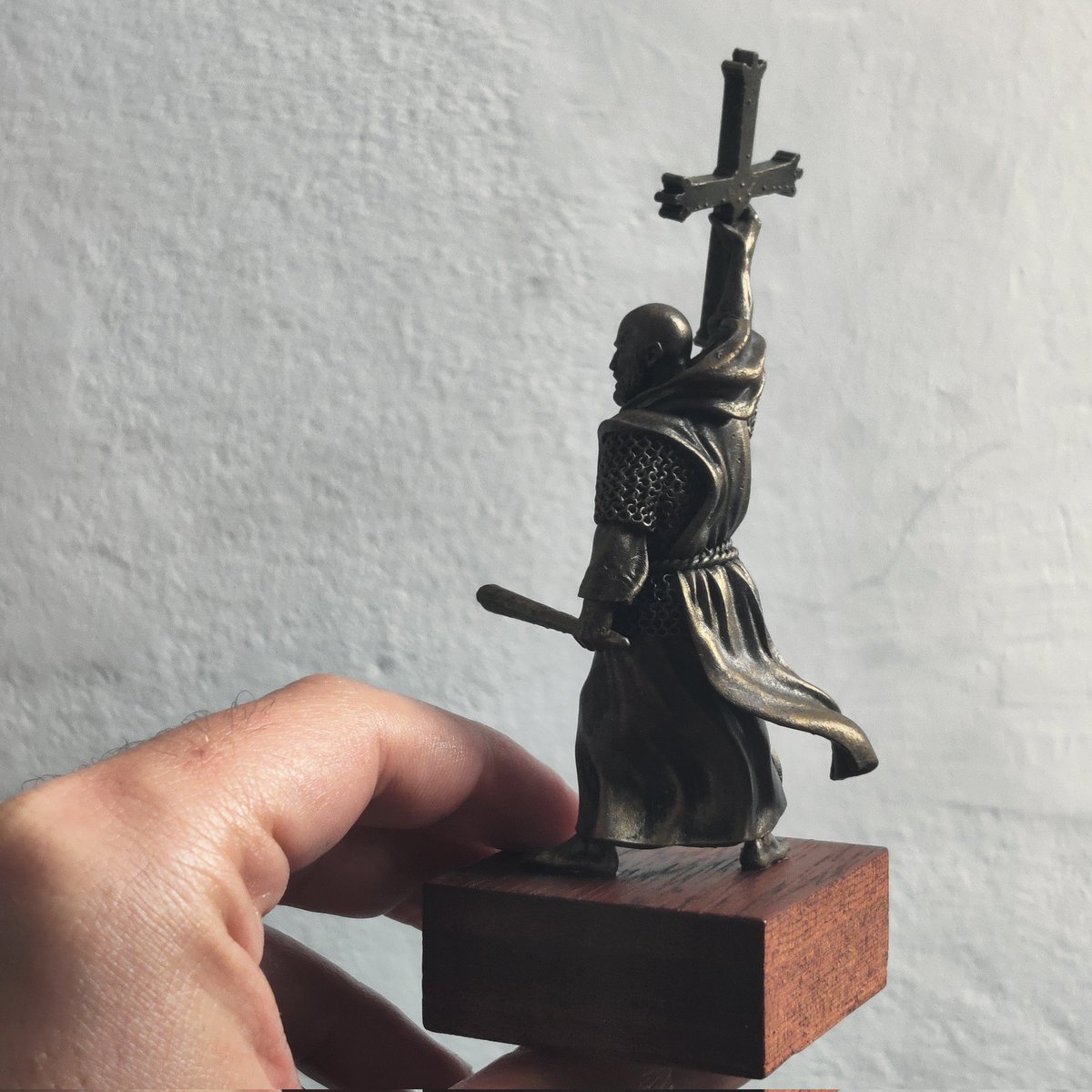 XviProyecto's tweet photo. SORTEO. Sacerdote medieval con cruz de la Victoria diseño de Reconquer Miniatures. Desde ahora hasta el lunes 8:00. Sólo envío gratuito a España. 
Condiciones para participar: Seguirme y retuitear.
Si se retuitean 100 veces realizo el siguiente sorteo (de lunes a viernes). https://t.co/yk2mXp59qi