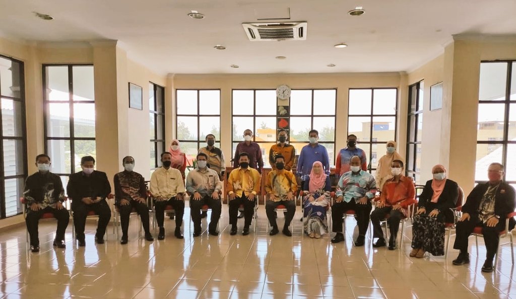 JKR Terengganu (@jkrterengganu) on Twitter photo 31.3.2022 Perjumpaan Pengarah Kerja Raya @IrMdridzwan Bersama Warga <a href="/JKRDungun/">JKR Dungun</a> & Tn. Pengarah juga mempengerusikan Mesyuarat Pengurusan pertama bersama pegawai2 kanan tertinggi JKR Trg.
#jkrtetaprelevan💪
<a href="/JKRMalaysia/">JKR Malaysia</a> <a href="/IrZulkefly/">Mohd Zulkefly S</a> <a href="/HasliJKR/">Hasli Ibrahim (Ir. Dr.)</a> <a href="/SaigaiSuhaila/">suhaila saigai</a> <a href="/Sabriida1/">SabriAwg</a> <a href="/AlAzhar_JKR/">Al Azhar</a> 31.3.2022 Perjumpaan Pengarah Kerja Raya @IrMdridzwan Bersama Warga <a href="/JKRDungun/">JKR Dungun</a> & Tn. Pengarah juga mempengerusikan Mesyuarat Pengurusan pertama bersama pegawai2 kanan tertinggi JKR Trg.
#jkrtetaprelevan💪
<a href="/JKRMalaysia/">JKR Malaysia</a> <a href="/IrZulkefly/">Mohd Zulkefly S</a> <a href="/HasliJKR/">Hasli Ibrahim (Ir. Dr.)</a> <a href="/SaigaiSuhaila/">suhaila saigai</a> <a href="/Sabriida1/">SabriAwg</a> <a href="/AlAzhar_JKR/">Al Azhar</a>