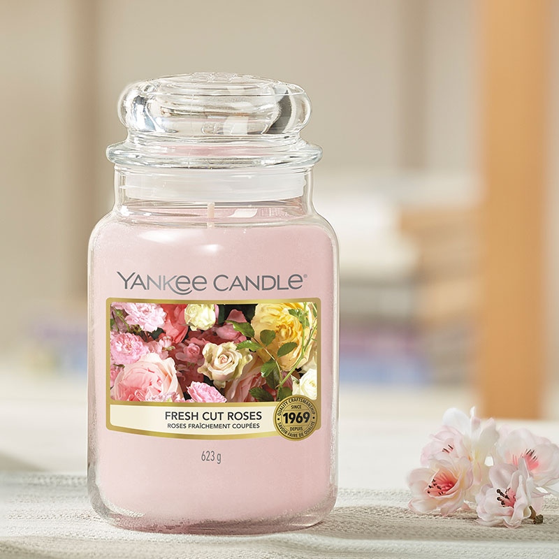 yankeecandlesa1's tweet photo. Fresh Cut Roses – An intoxicating English garden of fragrant heirloom roses.

#candlelovers #freshcutroses #roses #floral #flowers #garden #yankeecandle #southafrica #homedecor #giftidea https://t.co/rUBJ8DWBcP