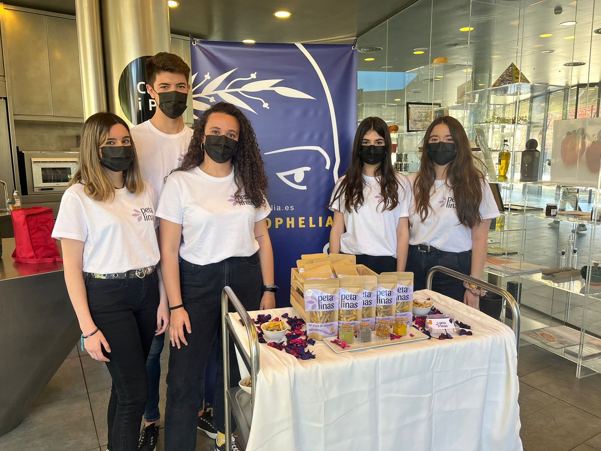 esFIAB's tweet photo. 🔵 El equipo @petalinas, desde la @UPV, ha elaborado un “snack” de pétalos de flores. #Ecotrophelia https://t.co/RTnst81idI