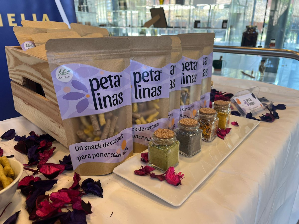 esFIAB's tweet photo. 🔵 El equipo @petalinas, desde la @UPV, ha elaborado un “snack” de pétalos de flores. #Ecotrophelia https://t.co/RTnst81idI