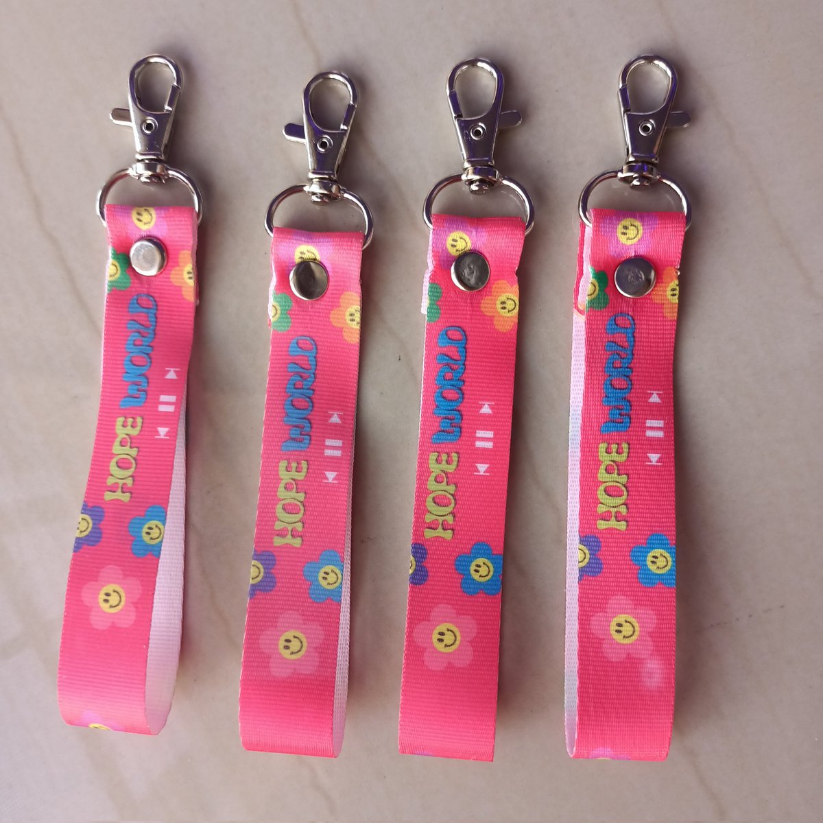 caichishop's tweet photo. Customized 5inch Wrist Straps ✨
Pricelist and Templates on our bio ✨
DM us for more question 💌
#bts #kpop #kpopaesthetic #customized #personalizedph #printing #photocards #printing #print https://t.co/jGOwqixgve