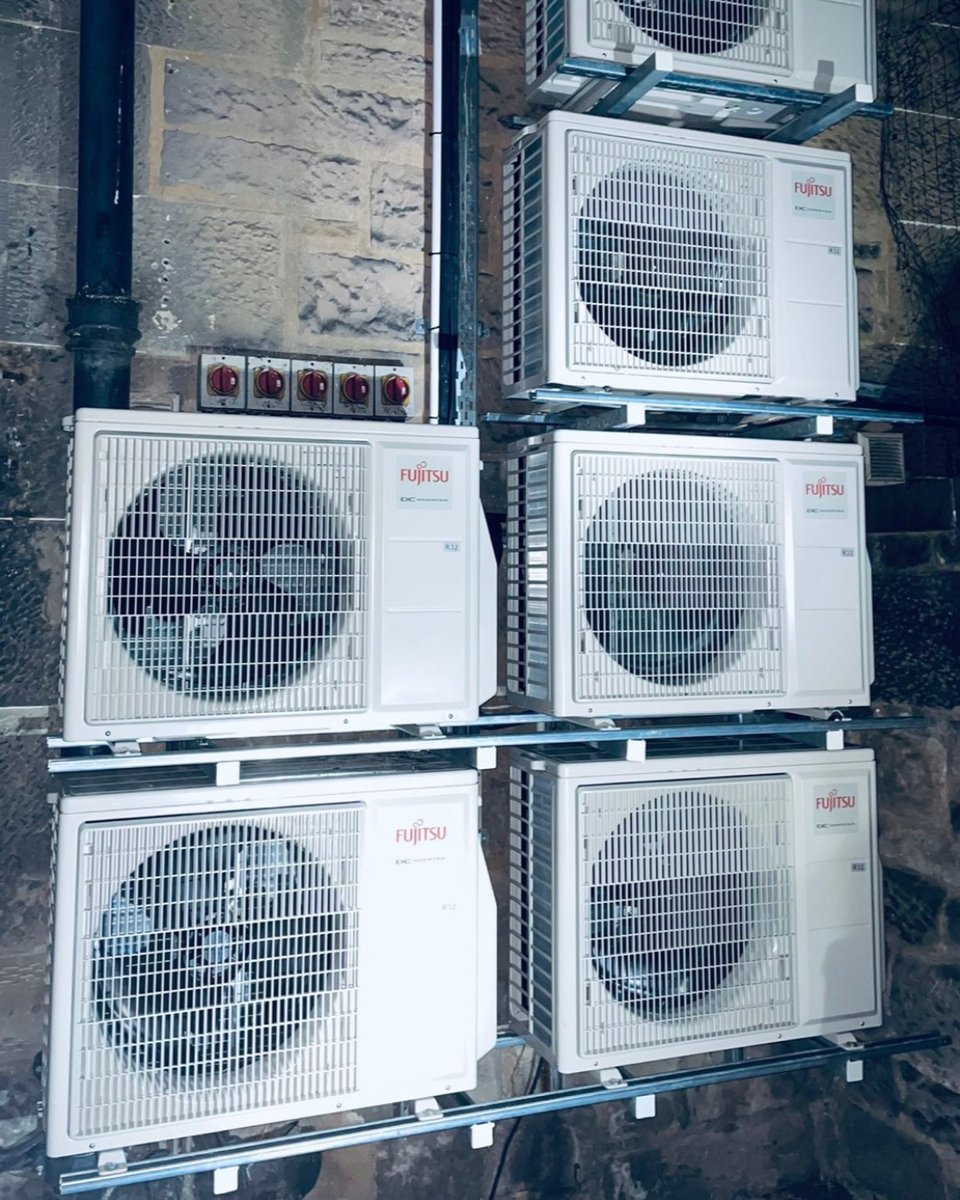 CompleteAir's tweet image. Neat installation work by the team in Therapie Edinburgh, working through the night on this one to allow our customer to operate their business as normal. Big thanks to the lads for this.   
.
.
#therapieedinburgh #completeairconditioning #fujitsu #happyfriday 😃