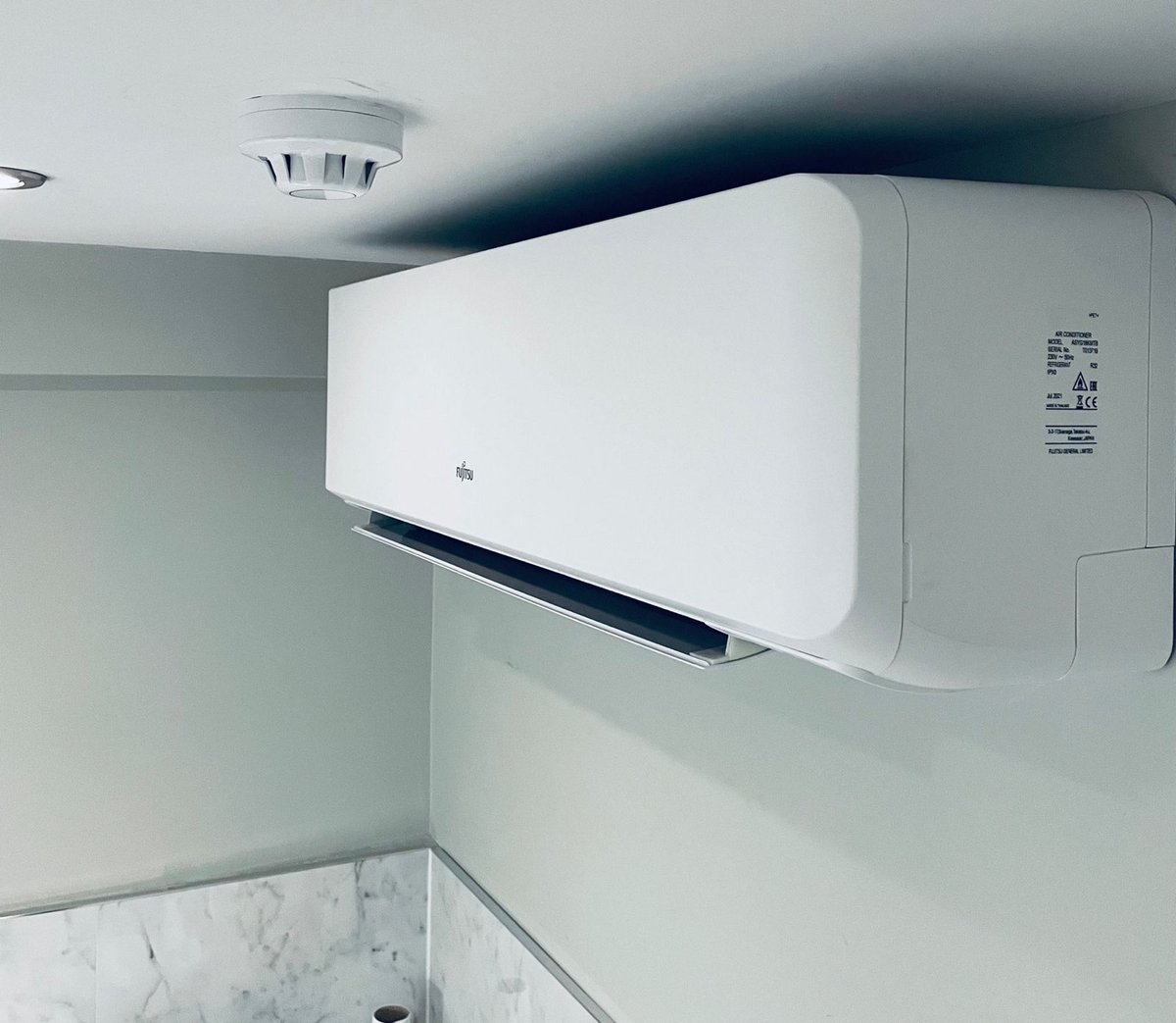 CompleteAir's tweet image. Neat installation work by the team in Therapie Edinburgh, working through the night on this one to allow our customer to operate their business as normal. Big thanks to the lads for this.   
.
.
#therapieedinburgh #completeairconditioning #fujitsu #happyfriday 😃