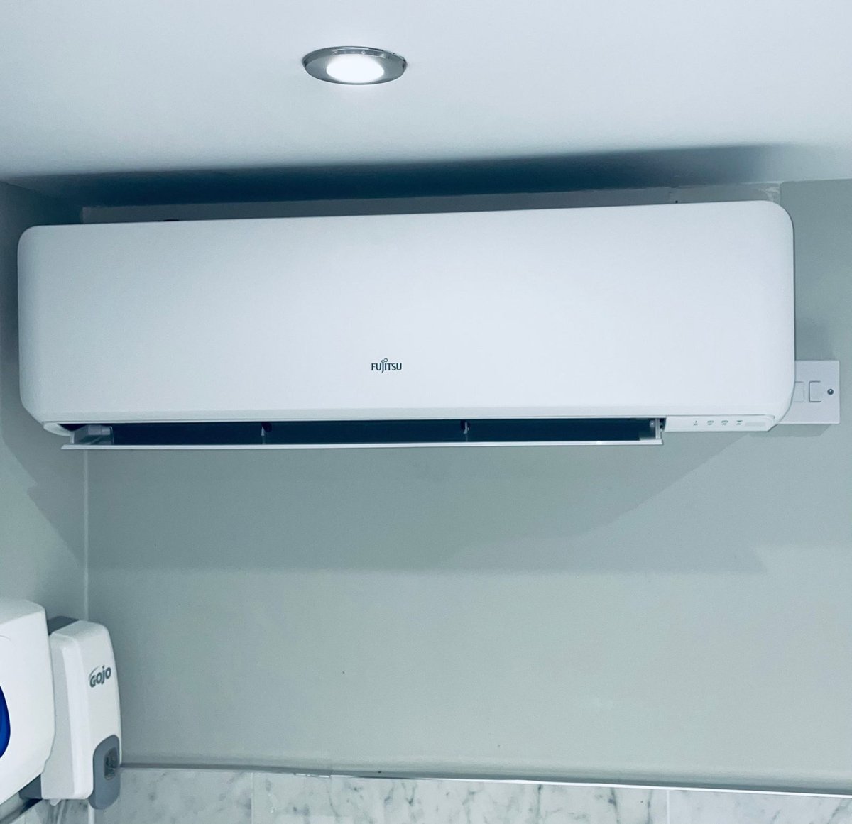 CompleteAir's tweet image. Neat installation work by the team in Therapie Edinburgh, working through the night on this one to allow our customer to operate their business as normal. Big thanks to the lads for this.   
.
.
#therapieedinburgh #completeairconditioning #fujitsu #happyfriday 😃