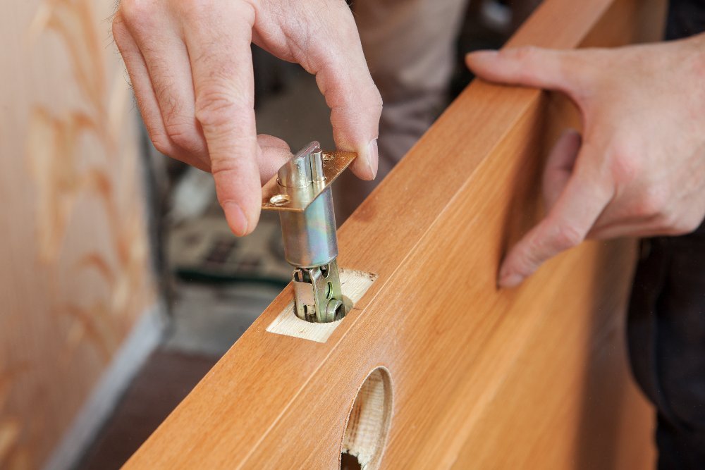 KeySeattle's tweet photo. Here are the main differences between deadlatches, deadlocks and deadbolts - three of the most common forms of door hardware found on the market today. https://t.co/7ZcOx51Z2p  (206) 489-4398
.
.
#Seattle #Locksmith #SeattleLocksmith #LocksmithinSeattle https://t.co/92QfqoviUt
