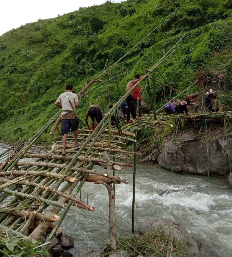 'Necessity is the mother of invention.' #TraditionalKnowledge
This viral picture shows tribal people in Arunachal's Longding district construct a bamboo bridge to cross river.
PC: anirban1970 (Twitter)